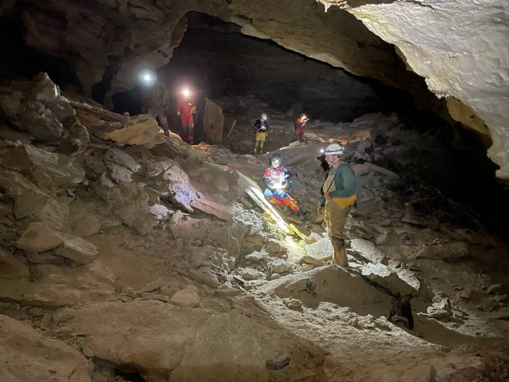 Caves You Can Visit horsethief cave white dirt maze